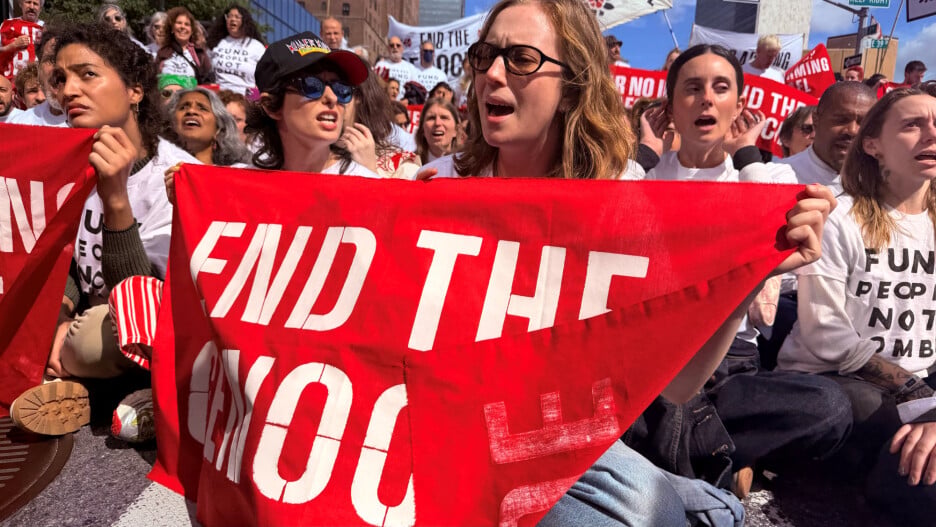 Hannah Einbeinder na protestu u New Yorku (Foto: Reuters)