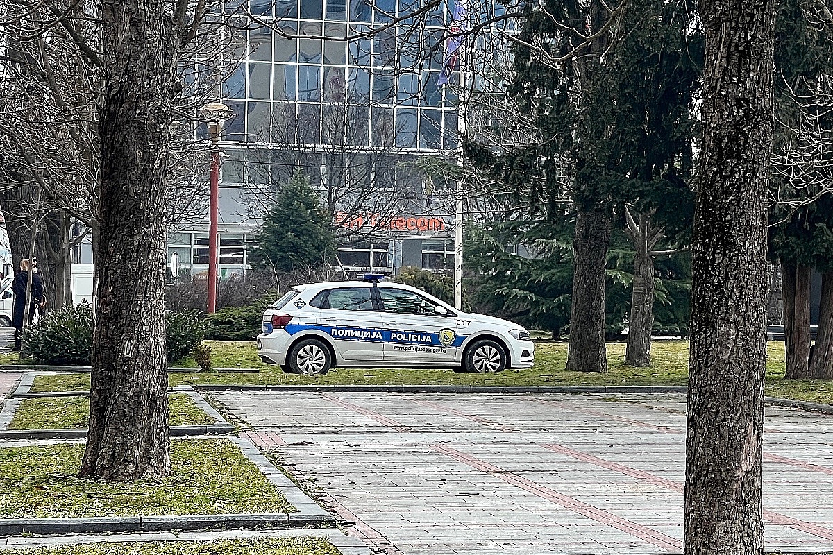 Mladić (18) u Brčkom uhvaćen kako se drogira, policajca udario nekoliko puta glavom pa pokušao pobjeći