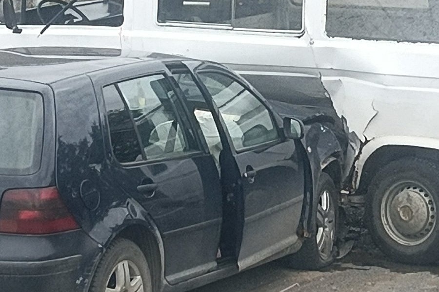 Dvije osobe teško povrijeđene u sudaru kombija i automobila kod Zenice