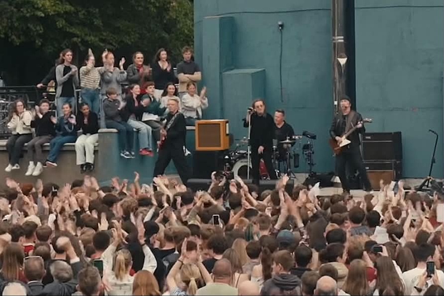 U2 se vratio na mjesto gdje je sve počelo: Koncertom iznenadili učenike u Dublinu
