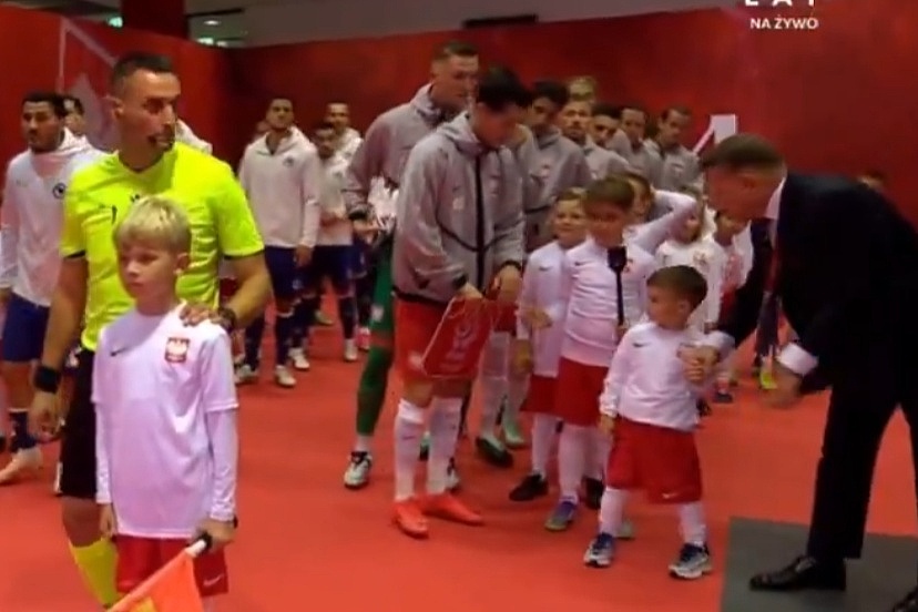 Predsjednik Poljskog saveza uoči susreta s BiH "zamijenio" dječaka koji je trebao izaći na teren s Lewandowskim