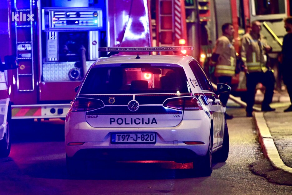 Dva vatrogasna vozila s pripadajućim ekipama učestvuju u gašenju (Foto: V. D./Klix.ba)