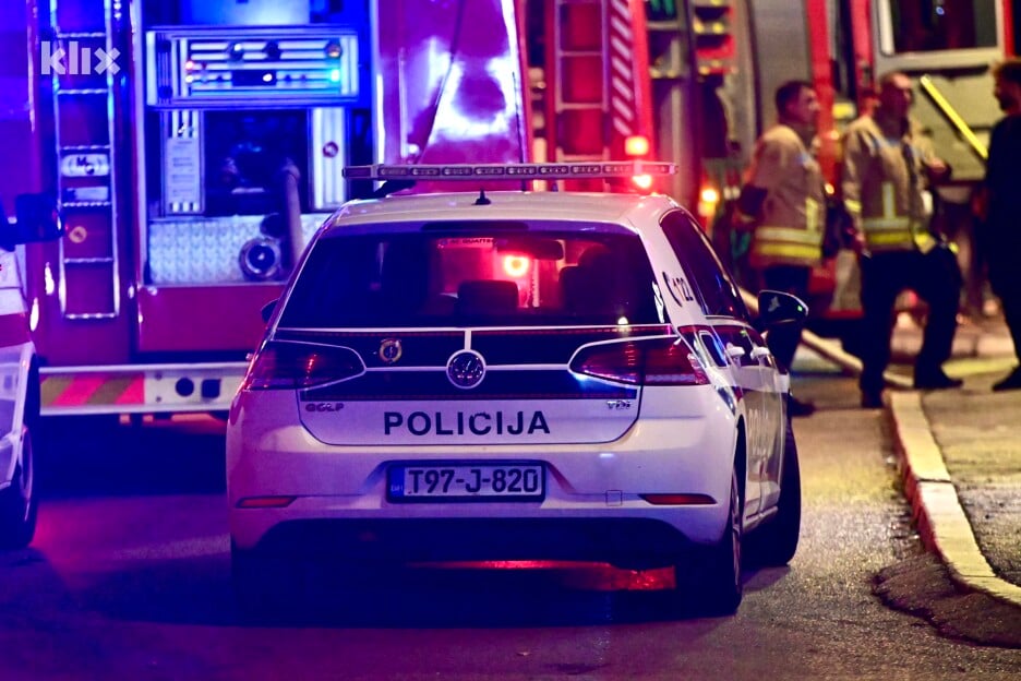Dva vatrogasna vozila s pripadajućim ekipama učestvuju u gašenju (Foto: V. D./Klix.ba)