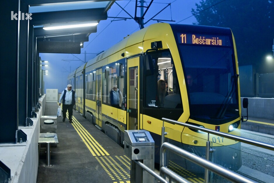 Prvi tramvaj koji je krenuo od Hrasnice prema Baščaršiji (Foto: V. D./Klix.ba)