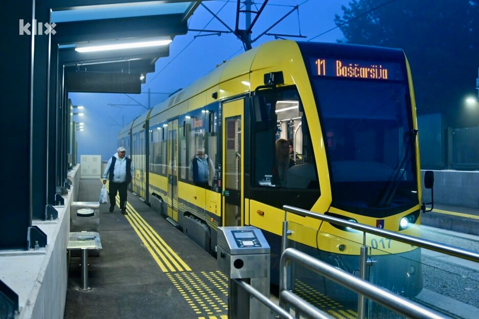 Prvi tramvaj koji je krenuo od Hrasnice prema Baščaršiji (Foto: V. D./Klix.ba)