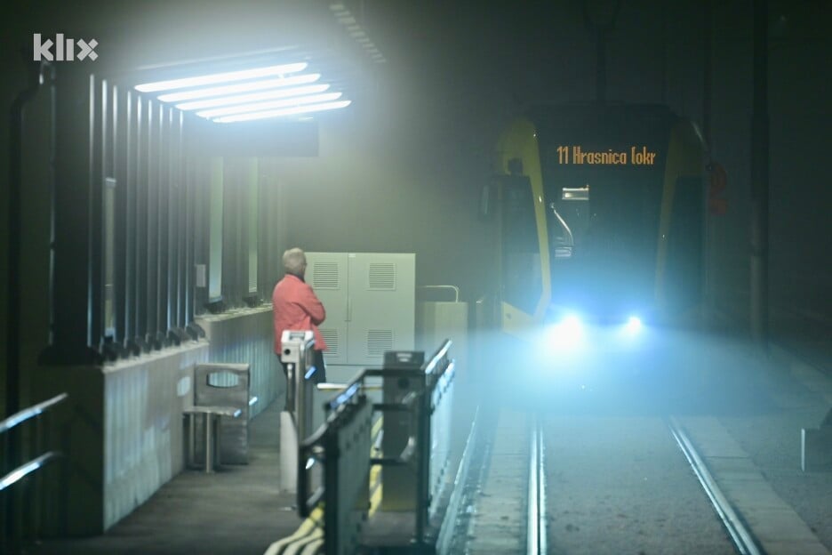 Građani su iskoristili priliku da se voze prvim tramvajem na novoj liniji (Foto: V. D./Klix.ba)