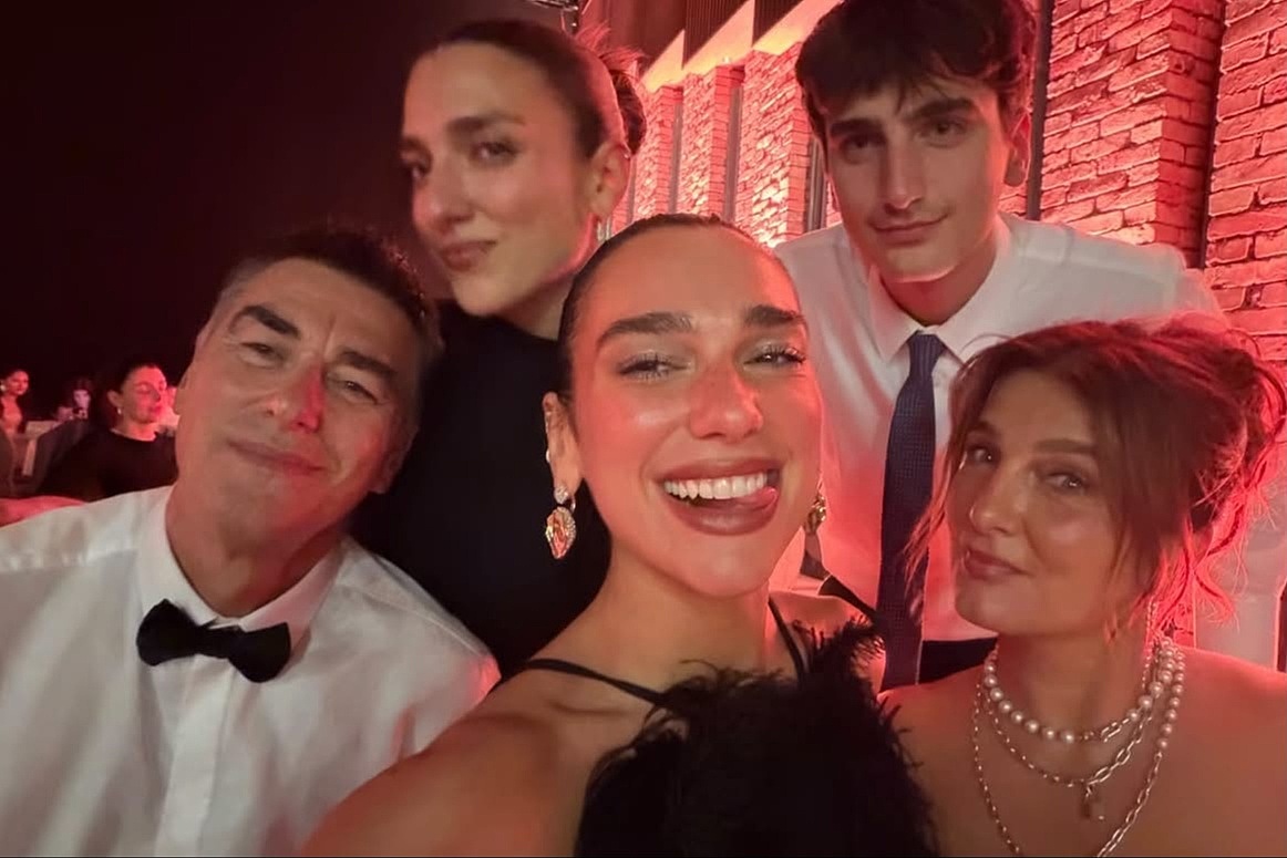 Dua Lipa objavila dio atmosfere s rođakovog vjenčanja u Albaniji: Pozirala s majkom Anesom i ocem Dukagjinom