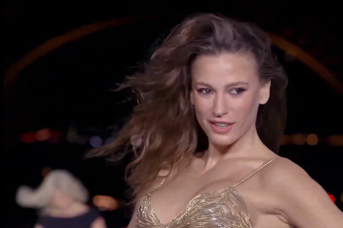 Turska glumica Serenay Sarikaya ukrala show na reviji u Parizu: Prošetala u zlatnoj haljini pa zaplesala