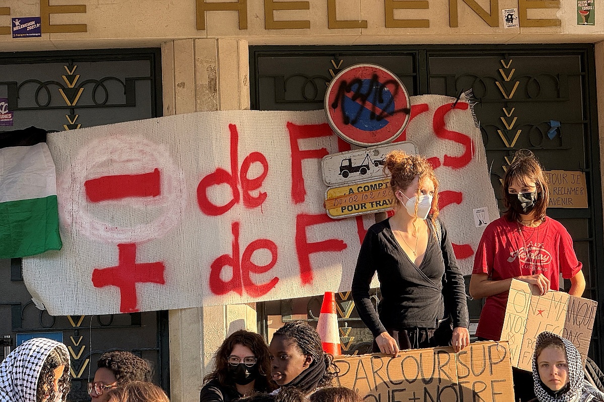 Masovni protesti u Francuskoj: Učenici blokirali škole, policija hapsila demonstrante