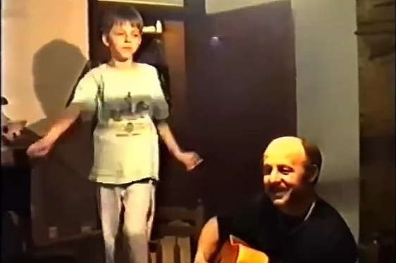 Maid Hećimović objavio simpatičan video iz djetinjstva: Njegova imitacija Lepe Brene oduševila pratitelje