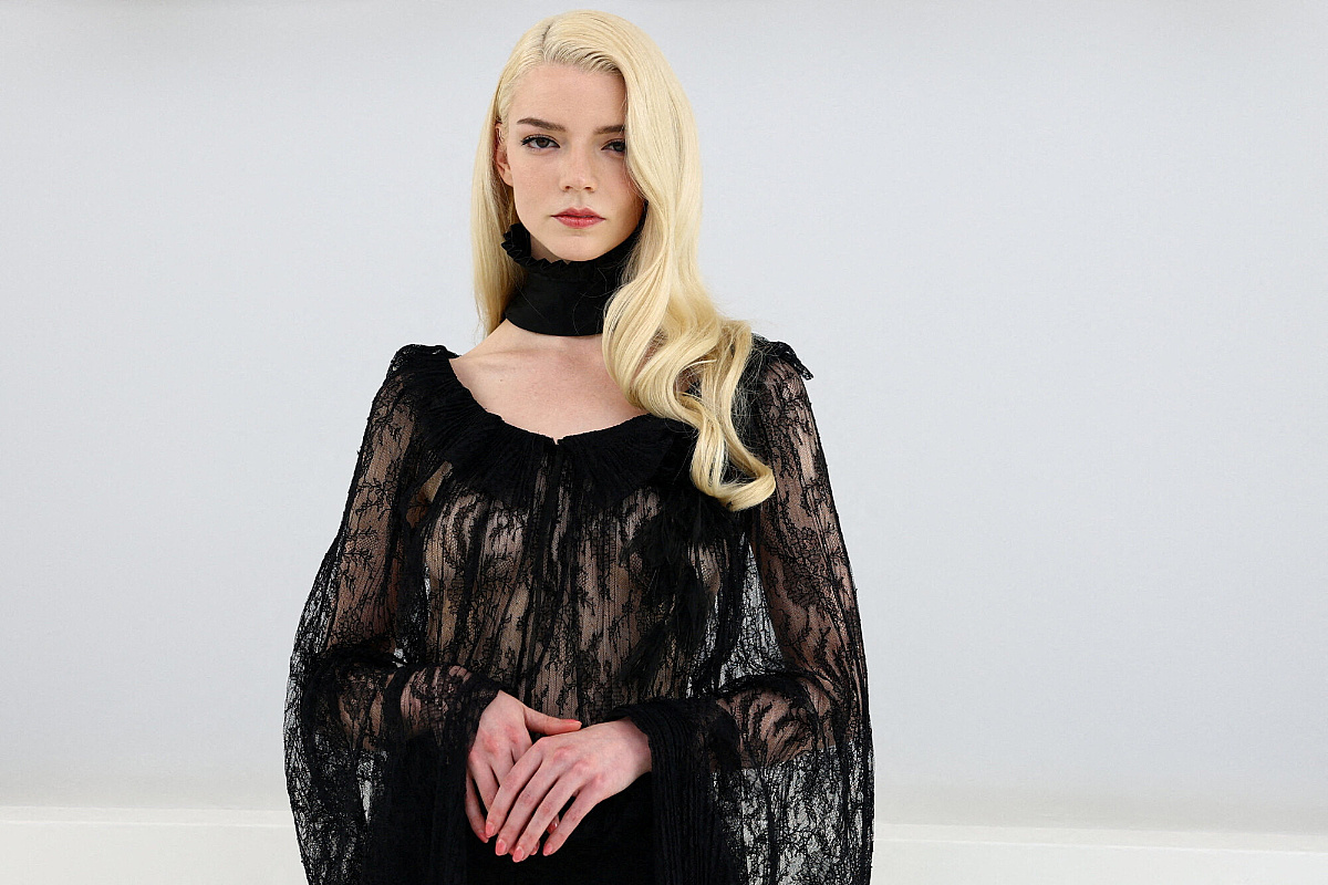 Anya Taylor-Joy u izazovnom izdanju na Diorovoj reviji: U prozirnom crnom čipkastom plaštu istakla prirodne grudi