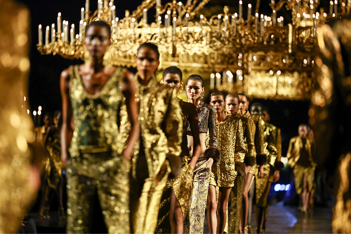 Saint Laurent "okupao" Pariz u zlatu: Anthony Vaccarello priredio spektakl pa uputio zagonetnu poruku