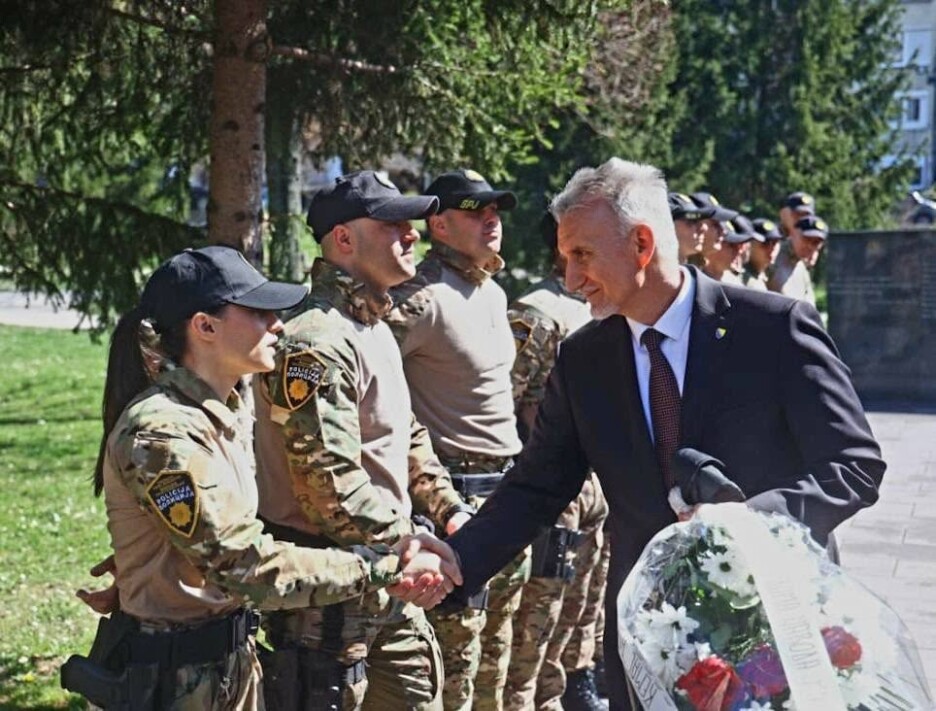 Ademović ističe da je potrebno pojačano prisustvo uniformisane policije u naseljima