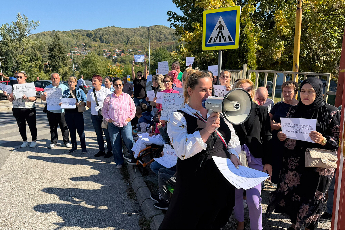 Roditelji protestovali ispred UKC-a Tuzla zbog odlaska ljekara: "Od sutra ne znamo ko će brinuti o našoj djeci"