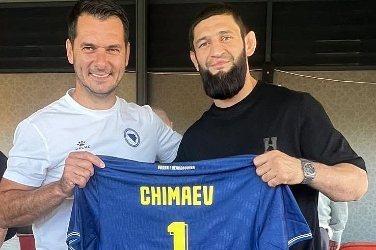 Spahić uručio poklon Čimajevu: Čečen pozirao s dresom reprezentacije BiH