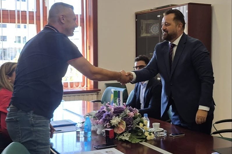 Cazin dobija novu domaću investiciju od 2,5 miliona KM: Potpisan ugovor o kupovini parcele od 5.000 m²