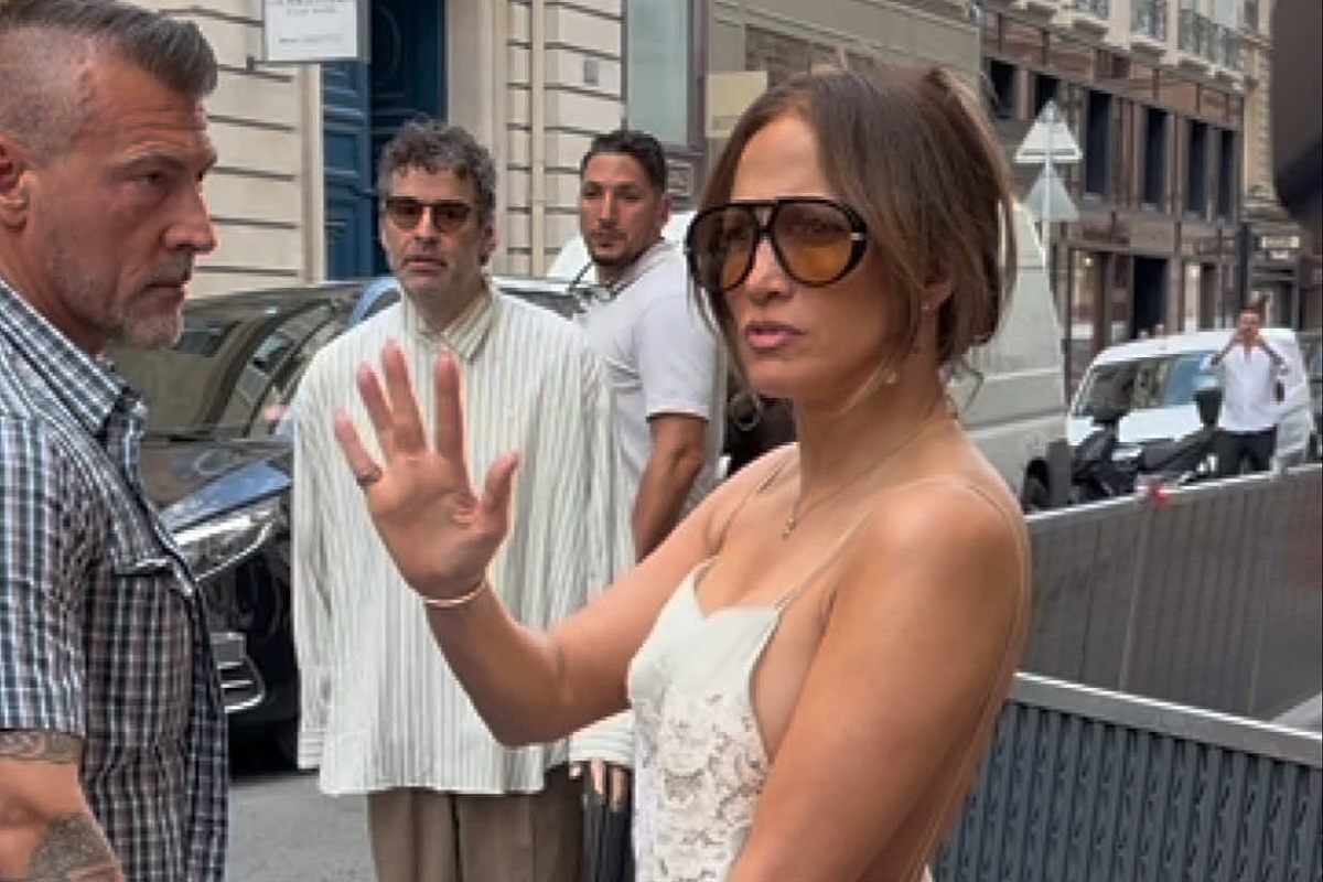 Jennifer Lopez sparila nespojivo: U Parizu se pojavila u čipkanoj haljini, ali svi su gledali u njene noge