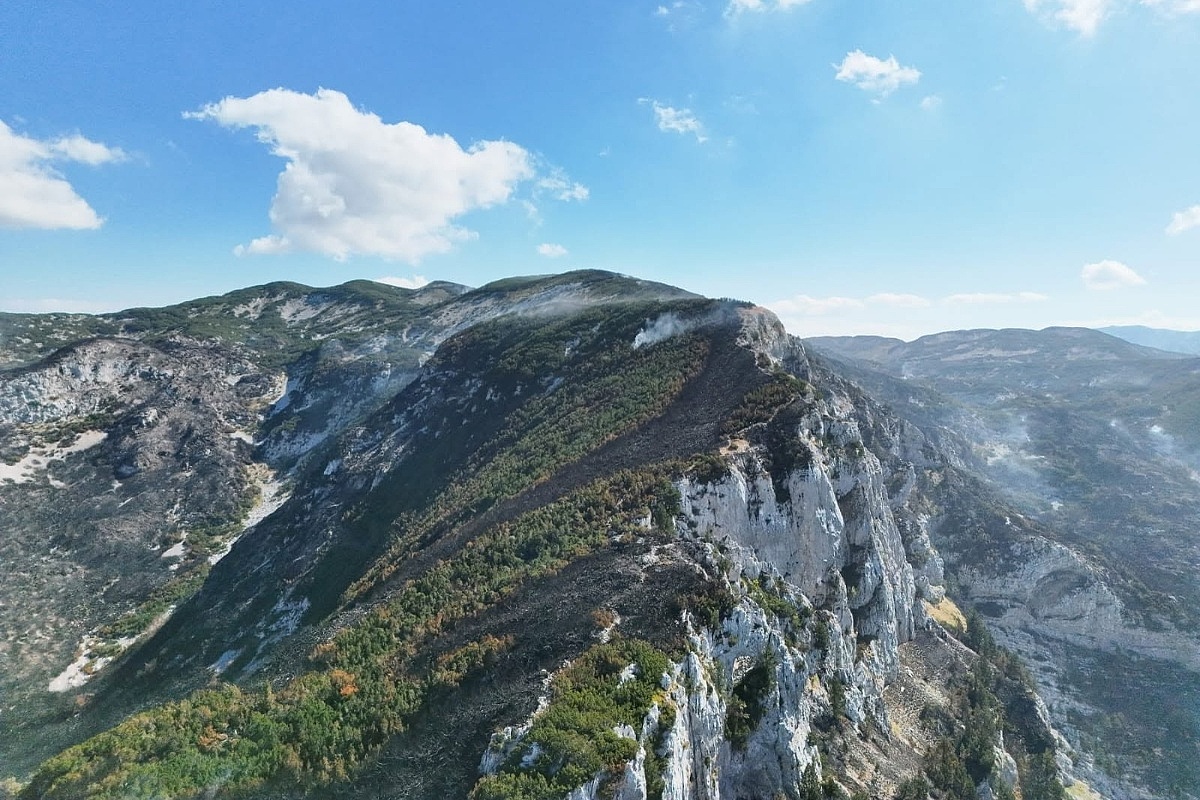Požar na Čvrsnici i dalje aktivan: Širi se i podzemnim putem kroz korijenje i žile