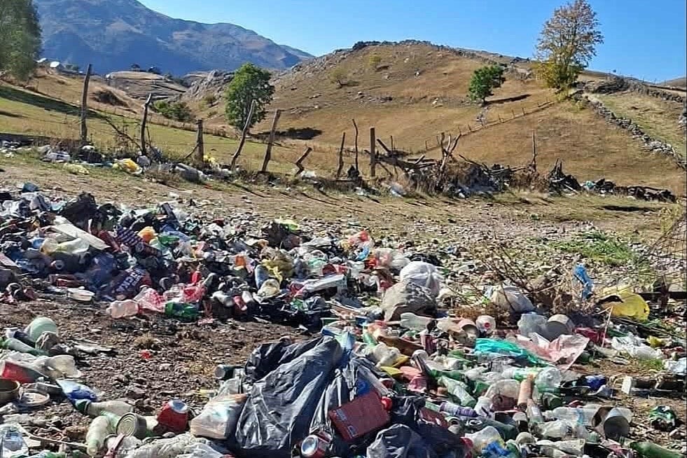 Lukomir danima bio zatrpan smećem: Prizori s Bjelašnice zabrinuli mnoge, aktivisti pokrenuli akciju čišćenja