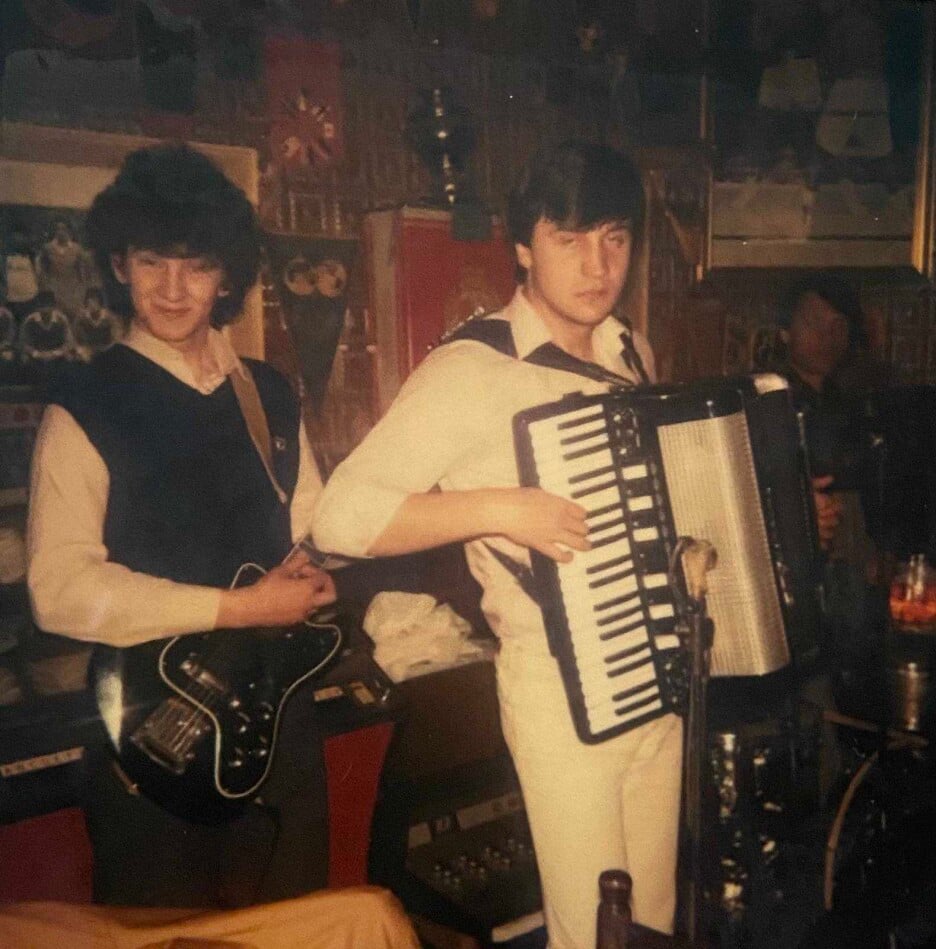 Godine 1982. Almir je otišao u Podacu, gdje je svirao s Halidom Bešlićem, što je ujedno bio njegov prvi profesionalni angažman (Foto: Privatna arhiva)
