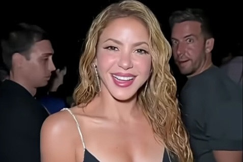 Shakira zablistala u kreaciji brenda Tom Ford na Paris Fashion Weeku: Crna haljina istakla njenu figuru