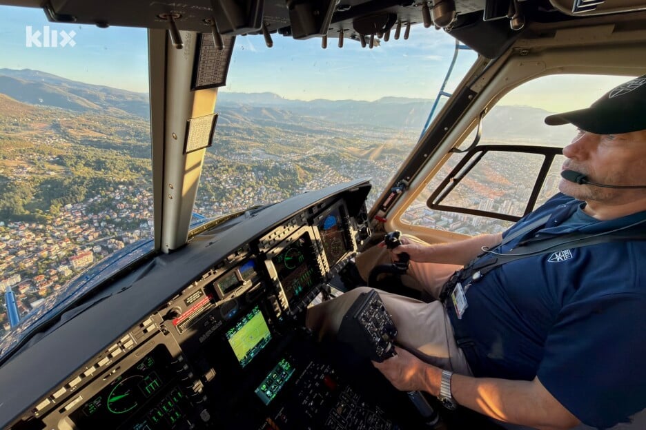 Pilot kompanije Bell u letu iznad Sarajeva (Foto: I. Š./Klix.ba)