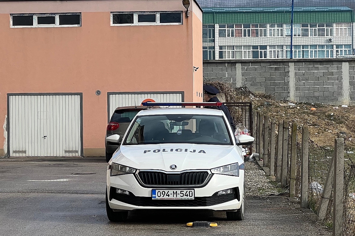 Pješak poginuo u saobraćajnoj nesreći kod Živinica, saobraćaj obustavljen