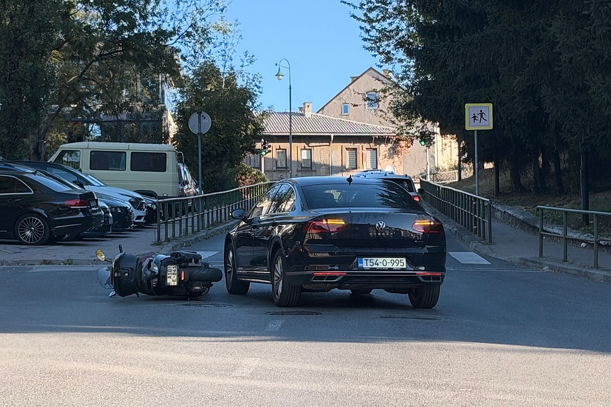 Saobraćajna nesreća na Mejtašu: Sudarili se automobil i motocikl