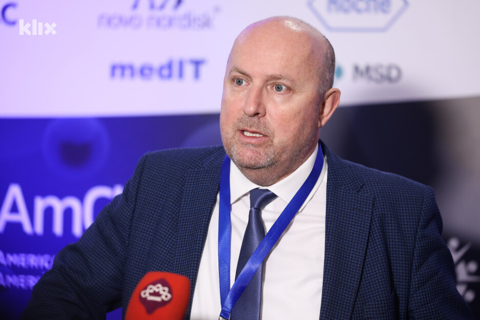 Hasanović navodi da je tokom dvije i po godine odobreno oko 550 specijalizacija i subspecijalizacija (Foto: I. L./Klix.ba)