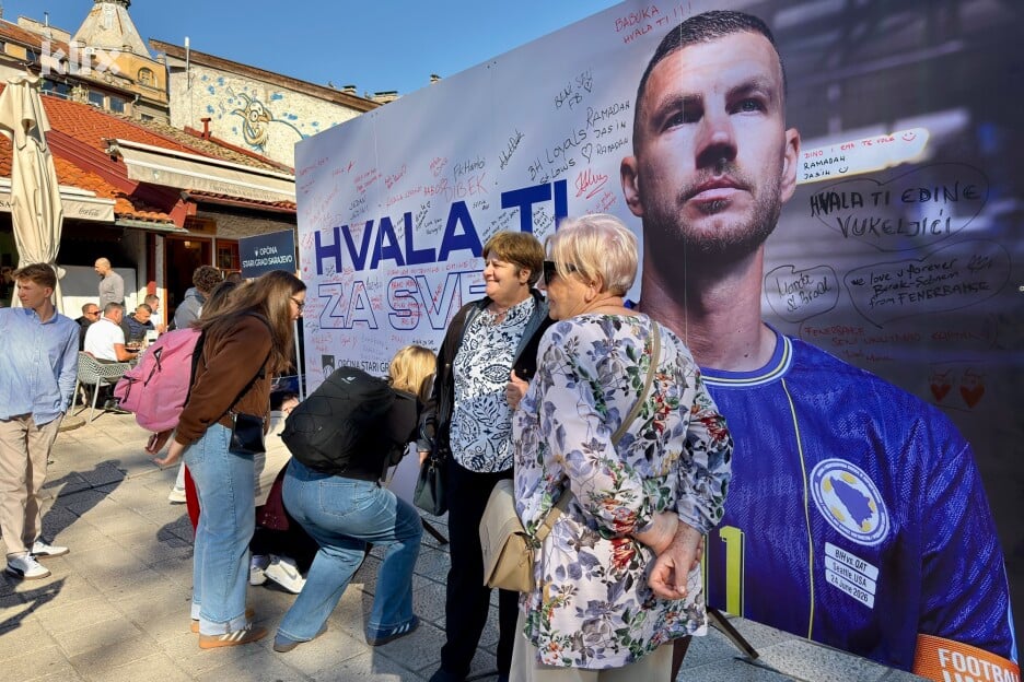 Različite generacije okupile su se kako bi odali počast Edinu Džeki (Foto: I. Š./Klix.ba)