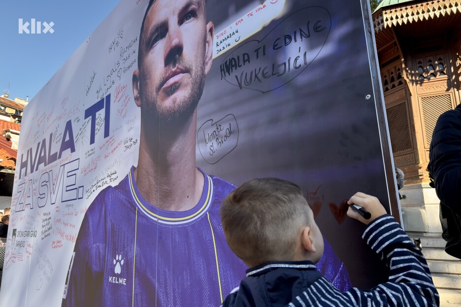 I oni najmlađi odlučili su ostaviti posvetu (Foto: I. Š./Klix.ba)