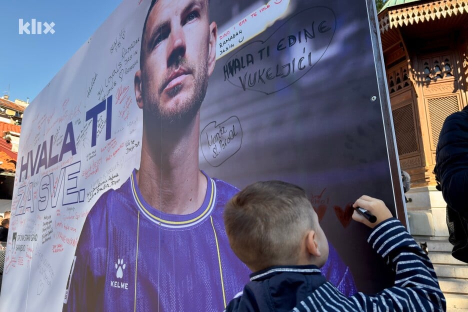 I oni najmlađi odlučili su ostaviti posvetu (Foto: I. Š./Klix.ba)