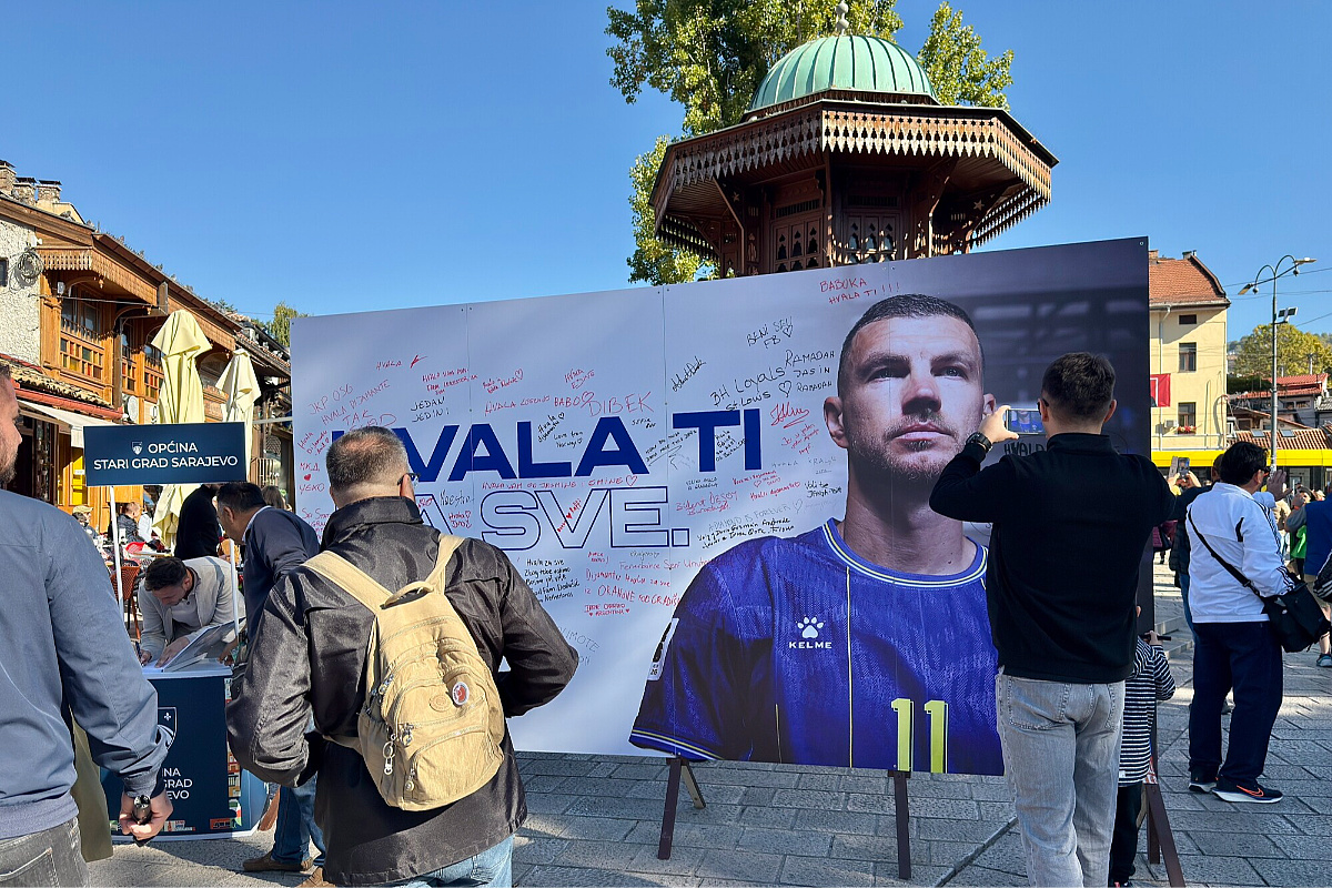 Bilbord posvećen Edinu Džeki na Baščaršiji: Od 7 do 77, svi ostavljaju poruke Dijamantu