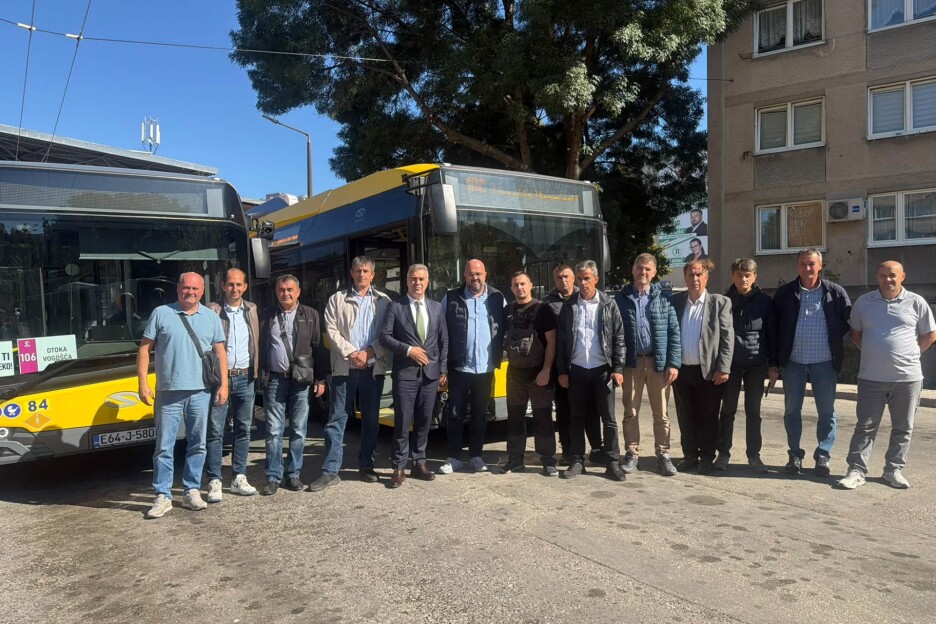 Predstavnici preduzeća GRAS-a i Ministarstva saobraćaja KS (Foto: Ministarstvo saobraćaja KS)