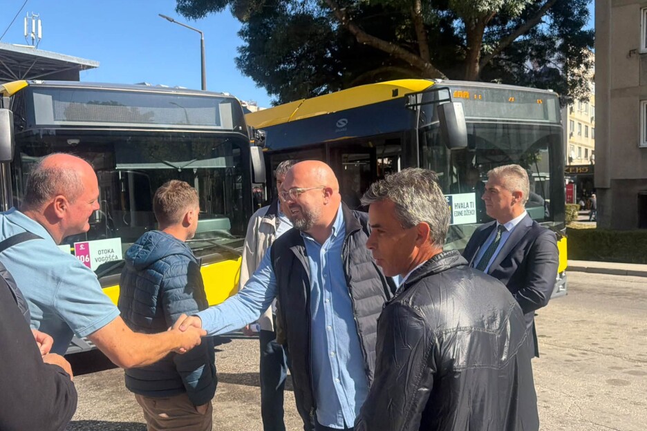 Predstavnici preduzeća GRAS-a i Ministarstva saobraćaja KS (Foto: Ministarstvo saobraćaja KS)