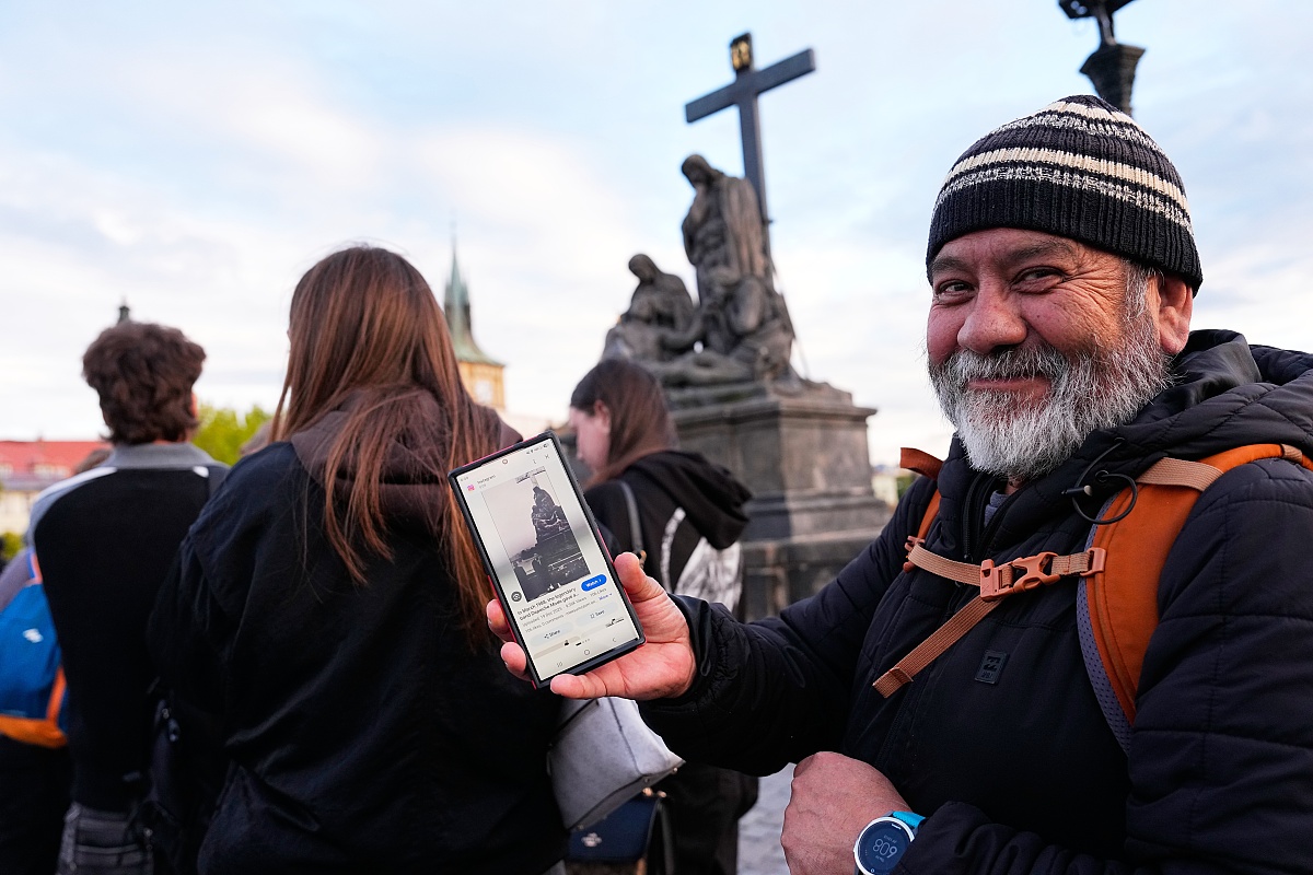 Fanovi Depeche Modea "okupirali" Karlov most u Pragu: Rekreiraju kultnu fotografiju benda