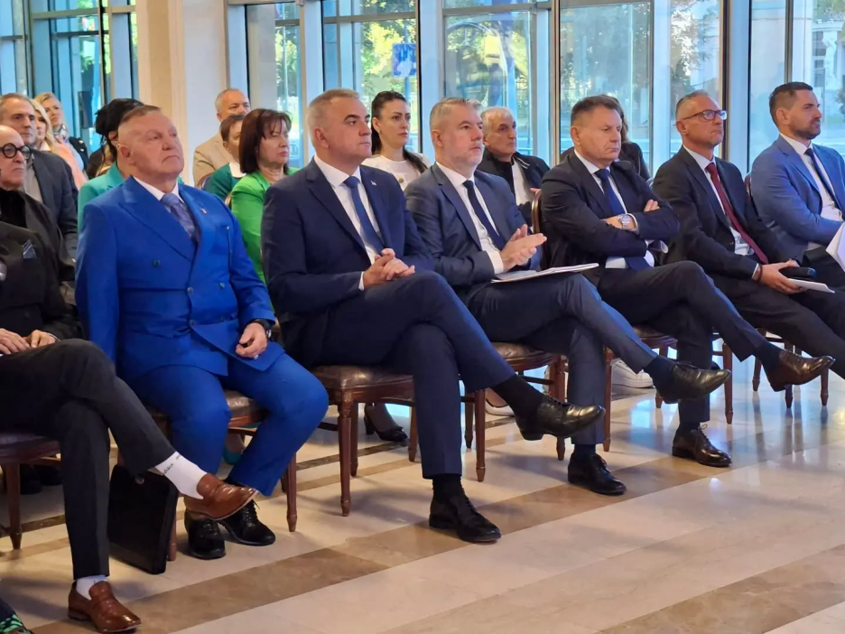 Moshe Levy (plavo odijelo) u društvu Save Minića (Foto: Vlada RS)