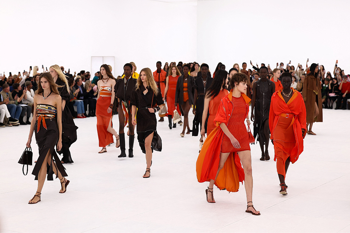 Hermès predstavio novu kolekciju na Paris Fashion Weeku: Mnoštvo jarkih boja i kožne kreacije s prorezima