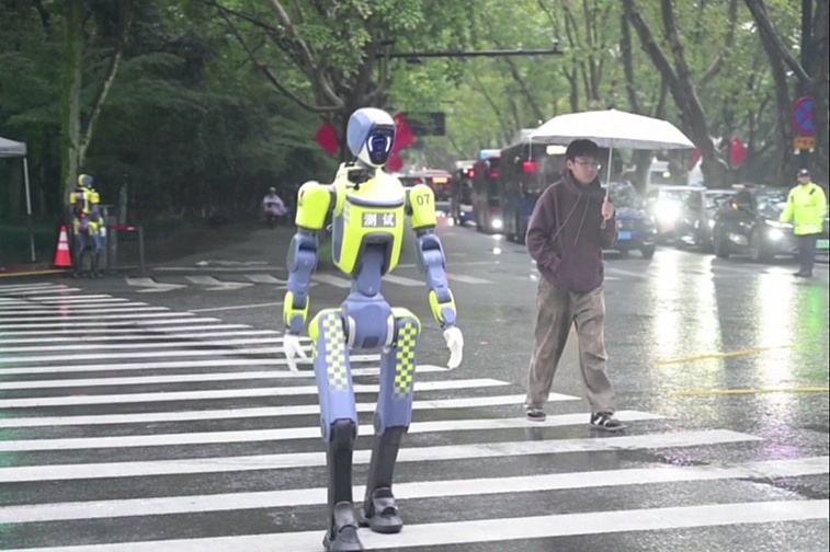 Roboti preuzeli dio posla saobraćajne policije u Kini: Patroliraju na ulicama i pomažu turistima