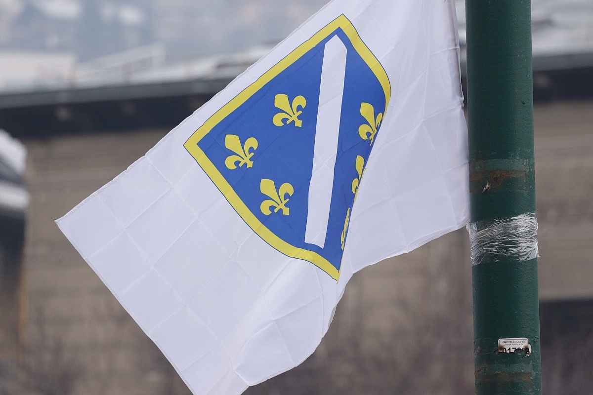 Kiseljak: Pijani muškarac uhapšen zbog pokušaja uklanjanja zastava s ljiljanima