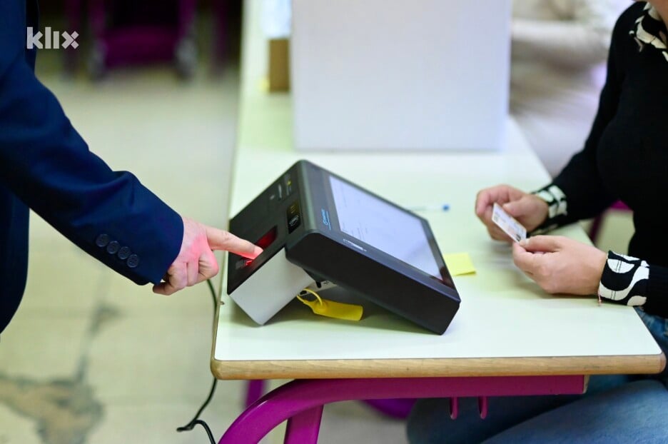 Biometrijska identifikacija birača na jučerašnjim Općim izborima (Foto: T. S./Klix.ba)