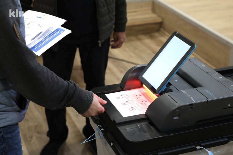 Skeniranje listića na jučerašnjim Općim izborima (Foto: S. S./Klix.ba)