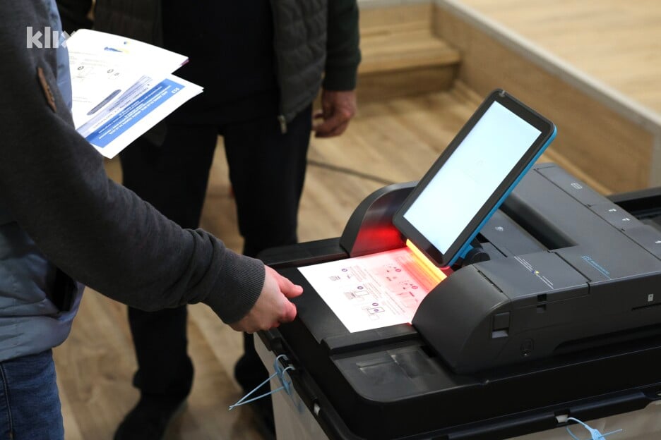 Skeniranje listića na jučerašnjim Općim izborima (Foto: S. S./Klix.ba)