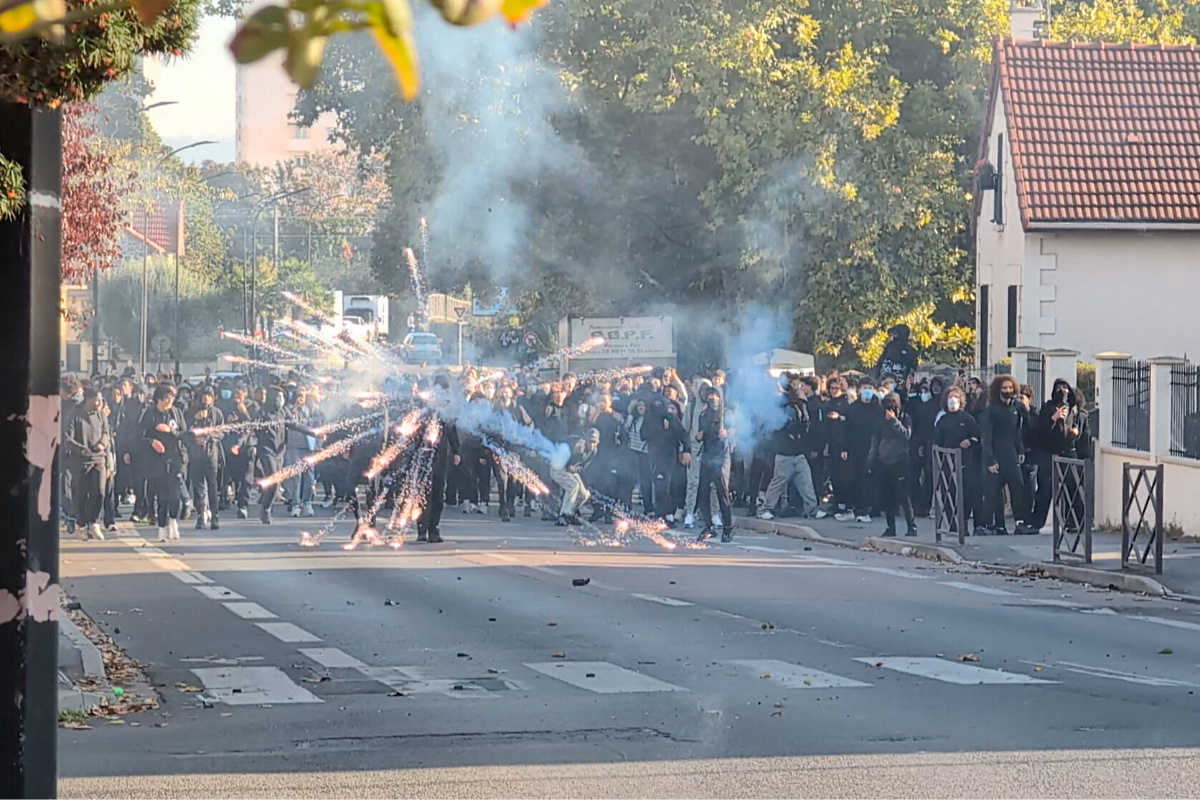 Protesti u Francuskoj izmakli kontroli: Tinejdžeru šok bomba otkinula ruku, stotine škola u blokadi