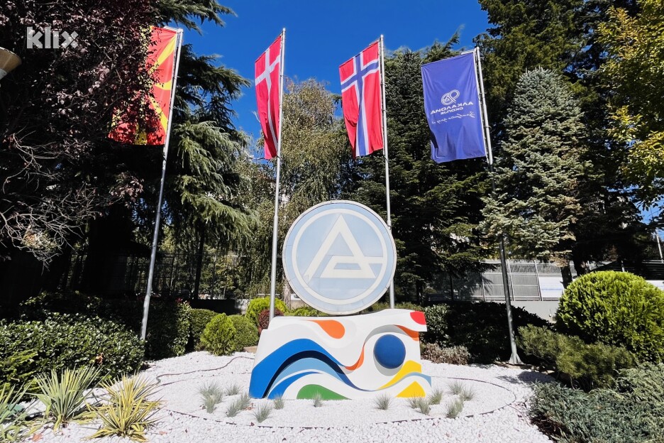 Alkaloid logo nalazi se ispred sjedišta kompanije (Foto: I. B./Klix.ba)