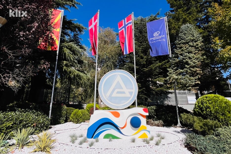 Alkaloid logo nalazi se ispred sjedišta kompanije (Foto: I. B./Klix.ba)