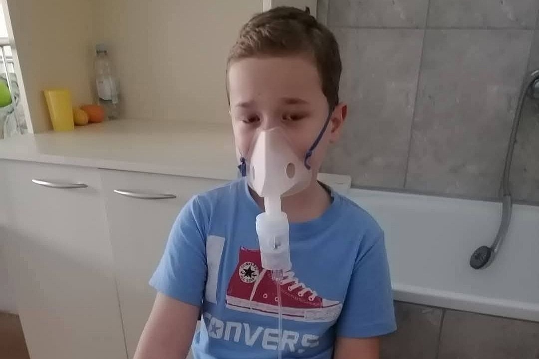 Dječak Vedad Kičina i dalje vodi tešku bitku za zdravlje, potreban novac za nastavak liječenja