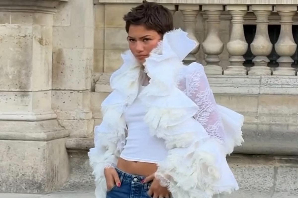 Zendaya u Parizu "reciklirala" upečatljiv odjevni komad: Savršeno ga kombinovala s farmerkama