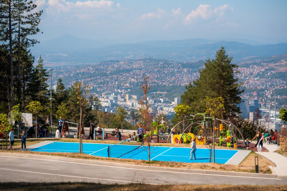 Pickleball teren i dječije igralište