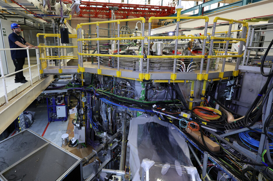 Inženjer Chris Hickling posmatra reaktor MAST Upgrade tokom radova na održavanju (Foto: Reuters)